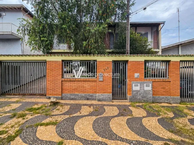 Casa à venda em Sousas!