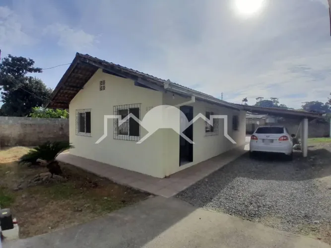 Casa com 3 Quartos e Amplo Terreno