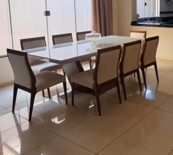 Conjunto mesa de jantar 8 cadeiras e aparador