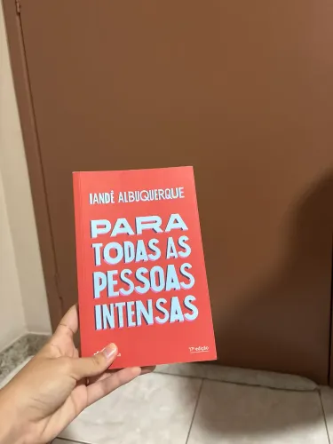 Livro "Para todas as pessoas intensas" de Iandê Albuquerque