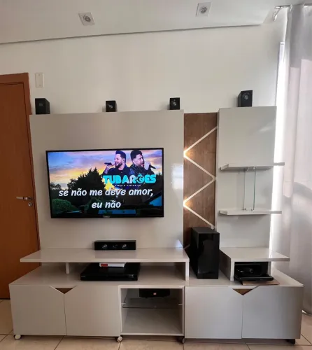 Painel TV laqueado off white