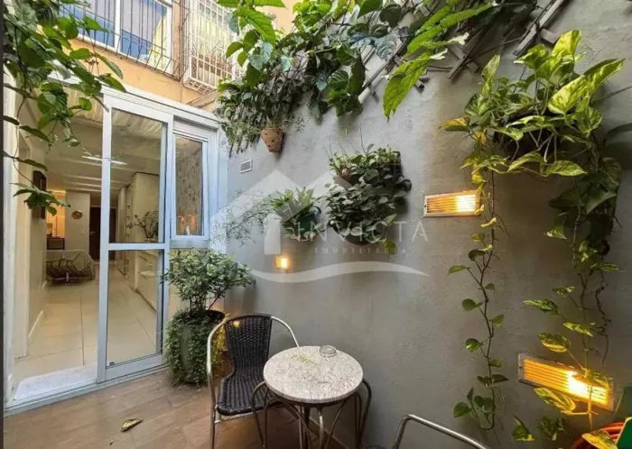 Incrível apartamento com área privativa em Ipanema