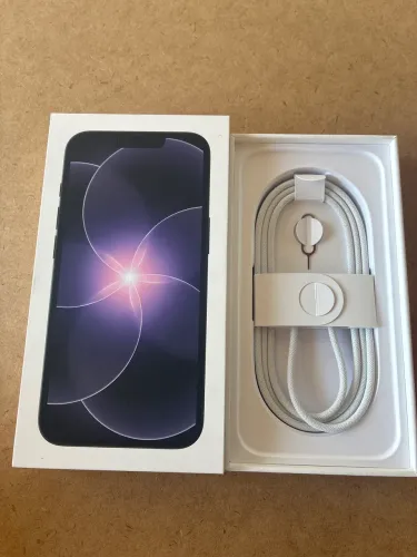 Caixa iPhone 17e novinha com cabos manuais e clip de chip
