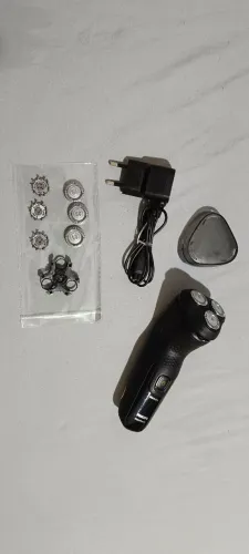 Barbeador Elétrico Shaver Série 1000 Pouco uso.  Na caixa acompanha lâminas extras. 