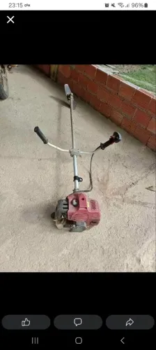 Roçadeira funcionando