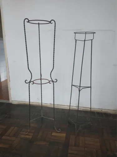 Par de Suportes para Plantas em Ferro 