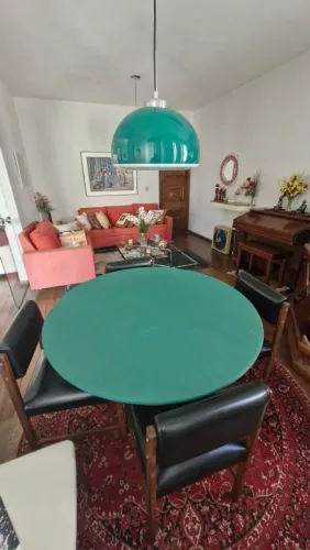 Conjunto mesa de baralho, cadeiras e lustre. Excelente estado.