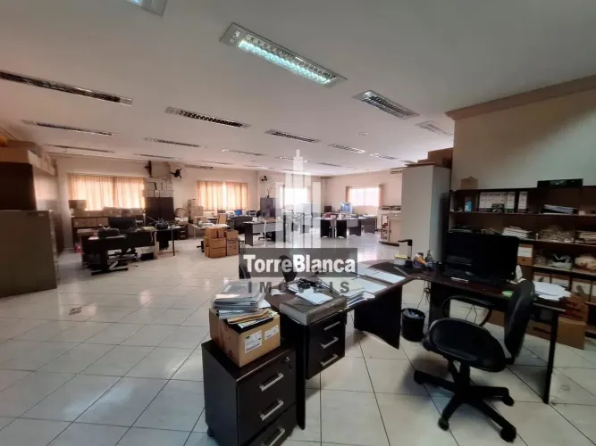 Locação - Sala Comercial, 3 salas, 2 banheiros, Estacionamento privado, Localização estrat