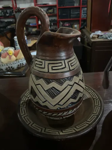 Jarro e prato estilo marajoara