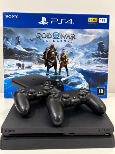 PlayStation 4 Slim 1TB + 2 controles + God of War Ragnarök