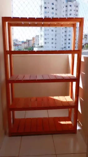 ? Duas estantes de madeira,?