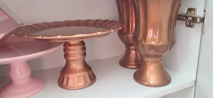 Conjunto de peças e boleiras e jarros de cerâmica rose