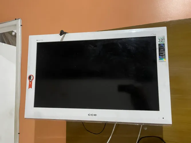 TV CCE 32" Branca + Suporte Articulado de Parede - Para Peças ou Conserto