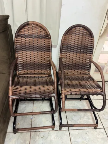Vendo 2 cadeiras de balanço infantis em fibra sintética 
