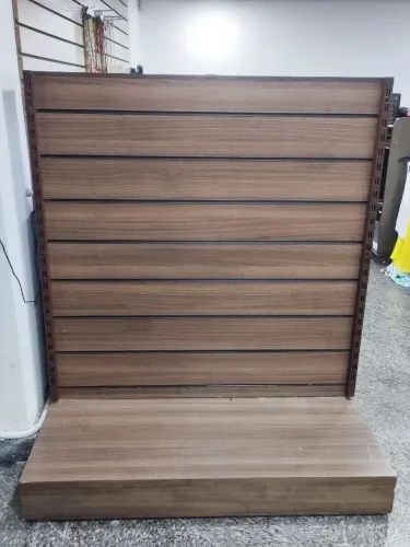 Expositor de parede com painel canaletado