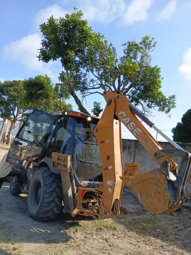 Vendo retro escavadeira 2800 horas ano 2023