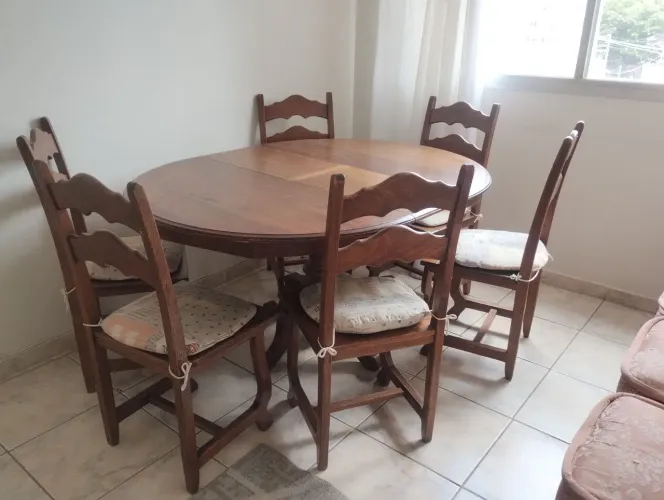 Lindo conjunto de mesa e 6 cadeiras de madeira maciça