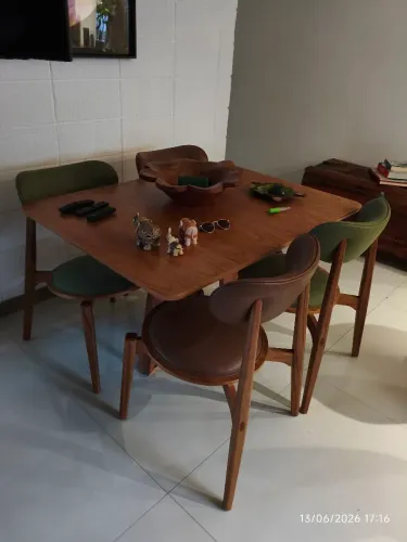 Mesa 4 lugares madeira maciça com cadeiras em couro