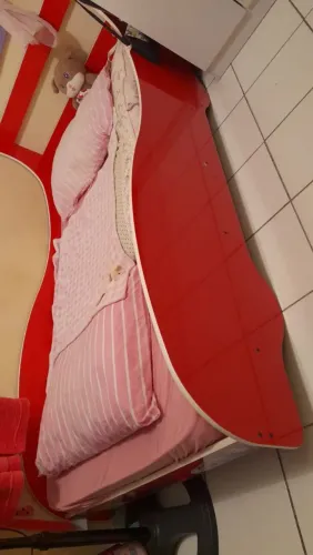 Cama vermelha infantil em excelente estado para colchão 188x88