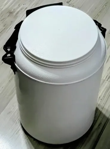 Cooler grande espaçoso e cabe garrafas de até 2.5 litros