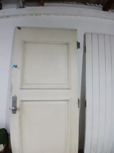 Portas usadas, material bom ,com fechadura chave, modelo antigo,