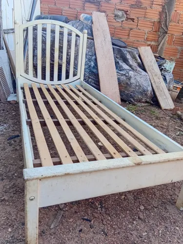 Vendo cama de solteiro bem consevada