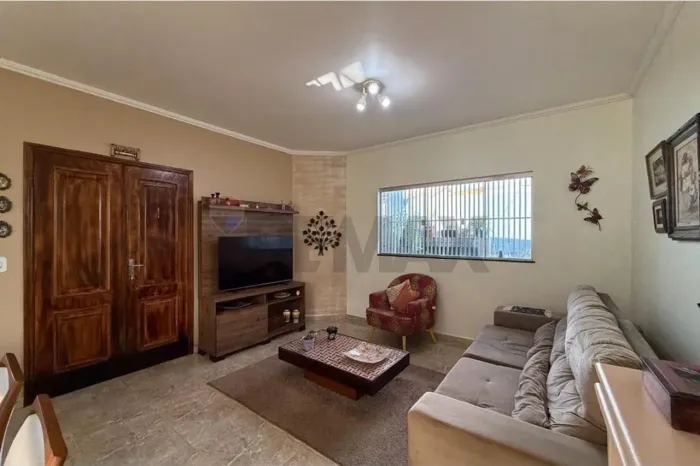 CASA DE 3 DORMITÓRIOS COM SUÍTE E PISCINA