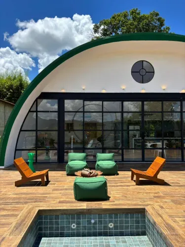 Chácara estilo hangar mobiliada com vista para a represa em Piracaia