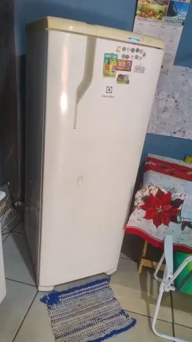 VENDO GELADEIRA ELETROLUX FROSFRE FUNCIONANDO CERTINHO TRM MARCA DE USO