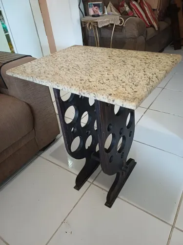 Mesa estilo adega com tampa de granito