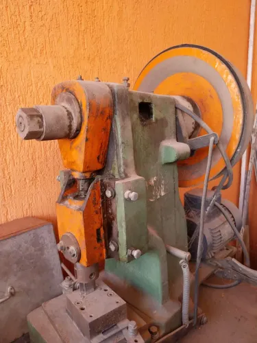 Vendo máquina  de fazer espasadores  para calçar  os fios de cobre nas aspirar. 