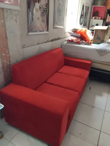 Estou vendedo u sofa muito bem conservado 