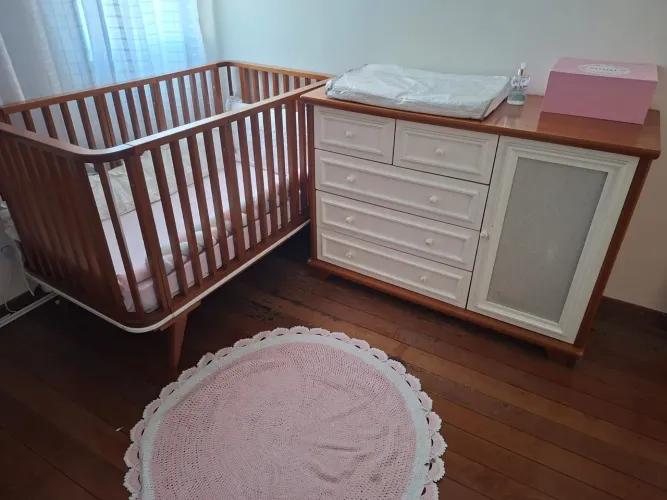 Berco e cômoda semi nova Madeira Maciça  ** R$ 1.500,00  **   Preco para Venda Rápida 