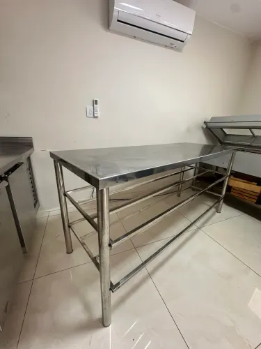 Mesa inox com prateleira 