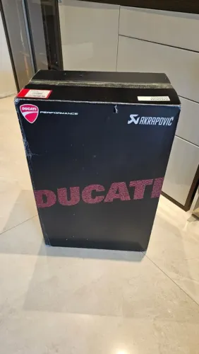 Escape Akrapovic **NOVÍSSIMO** NA CAIXA