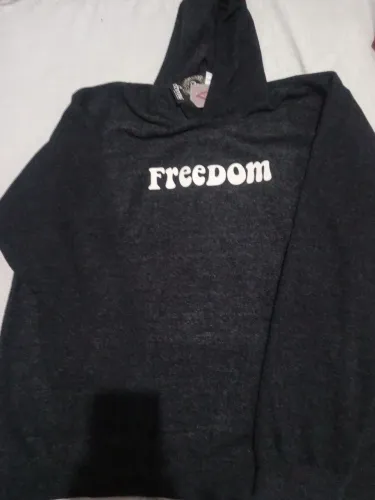 Vendo blusa de moletom tem em 3 cores,preta ,cinza e vinho,novas na etiqueta