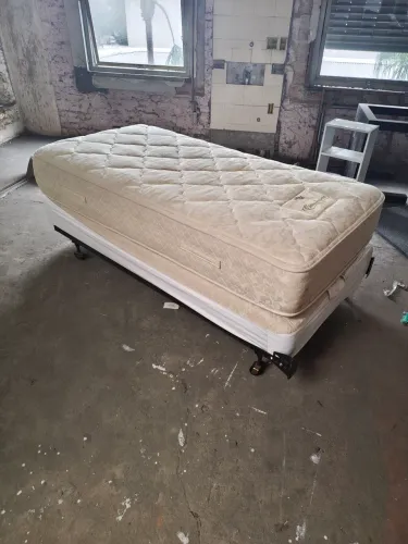 Cama solteiro base de ferro
