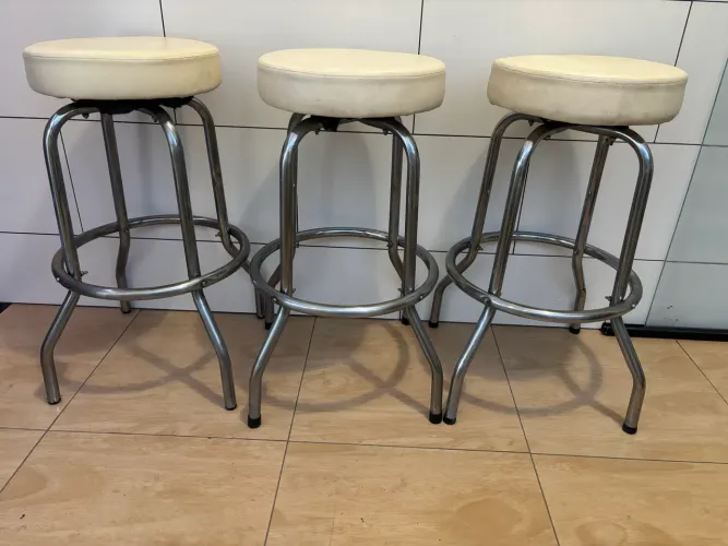 3 cadeiras giratórias estrutura reforçada aço inox, forro couro sintético 