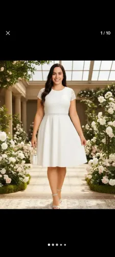 Vestido Branco Rodado com Renda e Pérolas