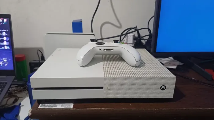 Xbox One S 1TB - Inclui Controle Xbox Series e 2 Jogos