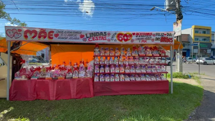 Tenda ou barraca medindo 3 de largura por 6 de comprimento com toldo e toldos retratio