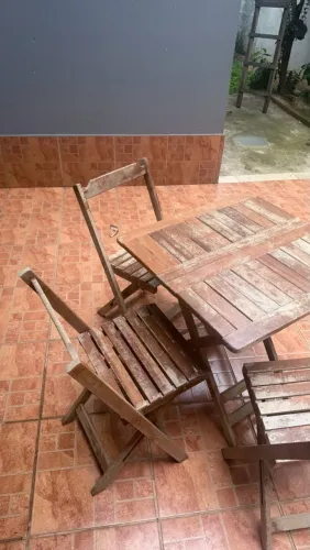 Conjunto de Mesa e Cadeiras Dobráveis de Madeira