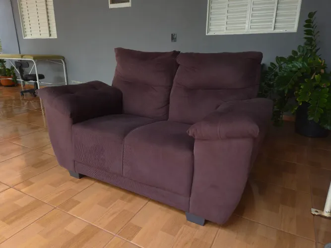 Sofá de Suede - 2 lugares, Marrom, em ótimo estado.