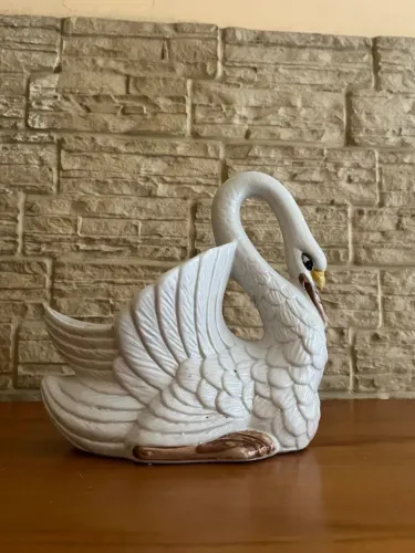 Antiga floreira em formato de cisne