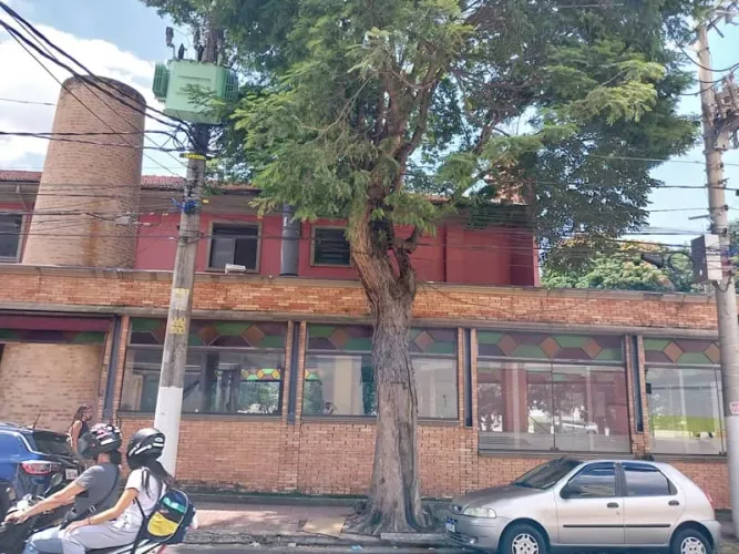 Prédio comercial na Rua Belchior de Azevedo, 225 740 m²