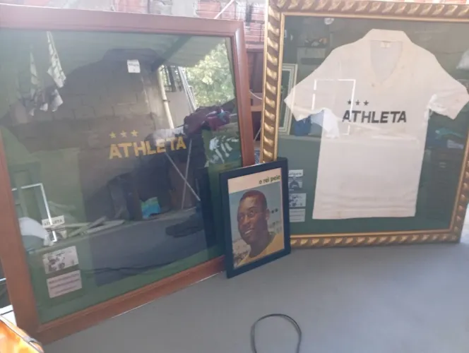 Quadro com camisa de treino da Athleta anos 70 