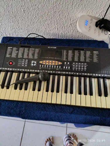 Teclado seminovo 