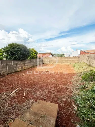 Casa com lote grande em bairro Maracanã