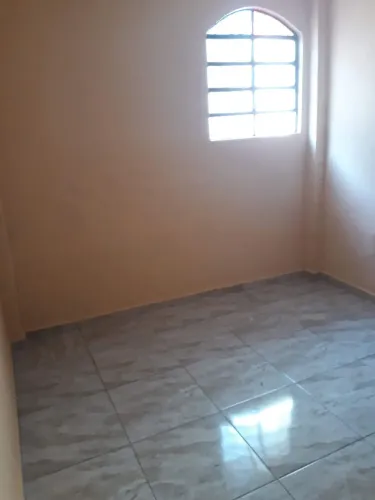 Alugo um barracão de 2 quartos
