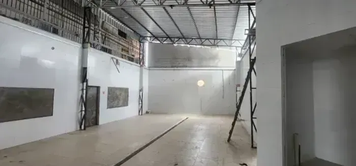 GALPÃO COM 800M2 DE ÁREA TOTAL NA COSME FERREIRA/TIRADENTES